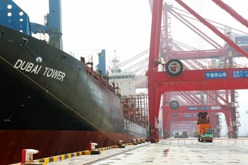 El barco «Dubai Tower», propiedad de Sea Legend, en el puerto de Ningbo-Zhoushan, en Ningbo.