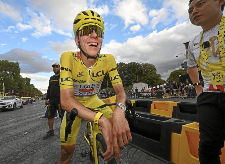 Un Tadej Pogacar sonriente festeja el quinto Tour de su carrera. Menos de un mes después de aquel éxito, el prodigio esloveno afronta su asalto a la clasificación general de La Vuelta como único candidato con posibilidades de imponerse.