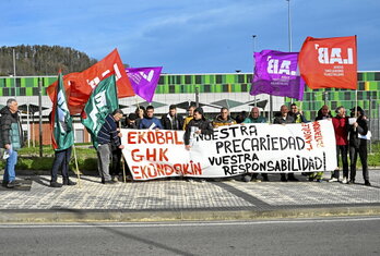 Concentración de trabajadores de la incineradora ante la planta, el pasado mes de enero.
