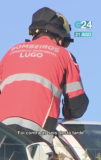 Un bombero interviene en el lugar del accidente múltiple.