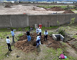 Integrantes del colectivo Guerreros Buscadores buscan restos humanos en una fosa de Zapopan, en el estado mexicano de Jalisco.