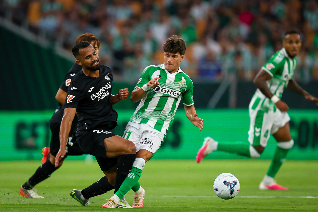 YangeL Herrera pugna por el balón con Fran García.