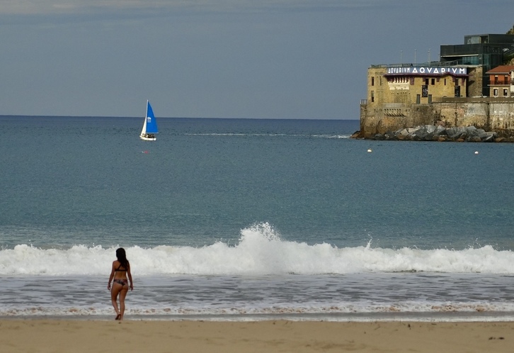 La bahía de La Concha, con el Aquarium al fondo.