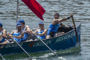 La trainera de Zarautz se dispone a maniobrar en una de las regatas disputadas esta temporada.