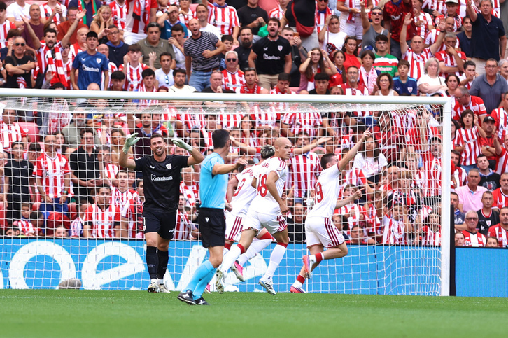 Unai Simón lamenta el gol de Oso, que adelantaba al Sevilla al cuarto de hora de partido.