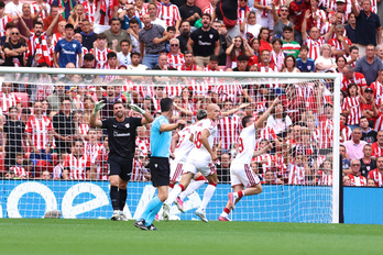 Unai Simón lamenta el gol de Oso, que adelantaba al Sevilla contra el Athletic en San Mamés.