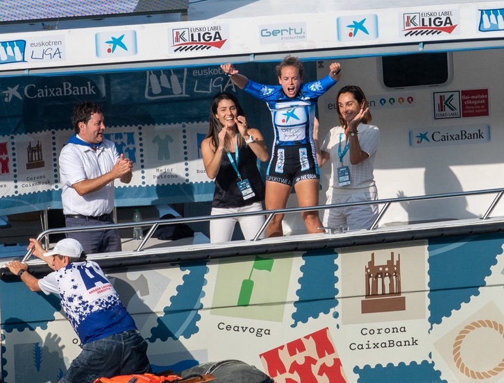 Nagore Osoro Arraun Lagunak-eko patroia, garaipena ospatzen.