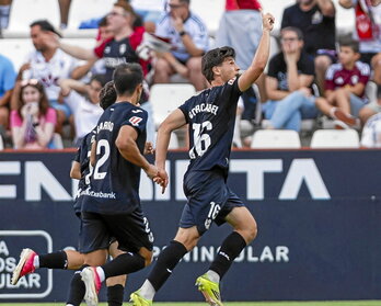 Gorosabel celebra el 0-2 en recuerdo de Ión Gómez, nutricionista del club fallecido esta semana.
