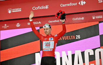 Tadej Pogacar ya viste de rojo en La Vuelta al ganar la primera etapa.