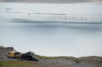 El pantano de Esa, junto con el de Itoitz, concentra el 85% de la reserva de agua de Nafarroa. Ambos siguen bajando.