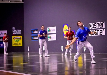 Peio Etxeberria se estira para llevar una pelota. 