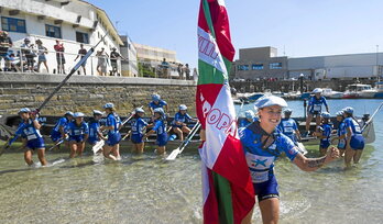 Xubane Uribarrena, Getariako portuan, Zarauzko estropadako garaipena ospatzen; atzean, taldekideak.
