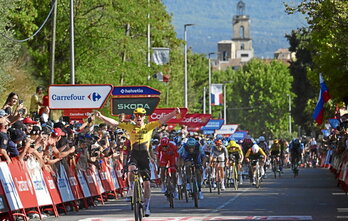 Brennan celebra la victoria en la segunda etapa de la Vuelta, su primer triunfo en una grande.