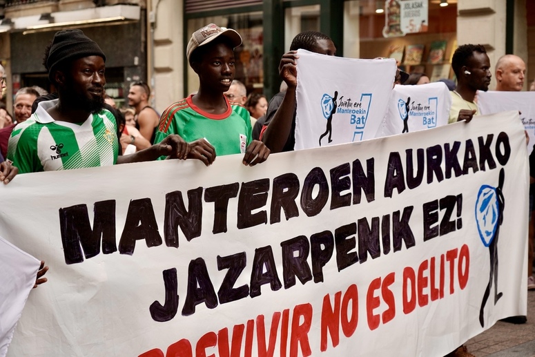 Manteros, en la concentración de protesta por la última agresión policial, el 12 de agosto. 