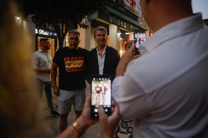 Feijóo se fotografía en Ceuta con un acérrimo seguidor de Ayuso.