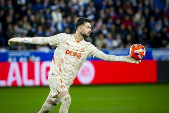 Sivera sacando de puerta en un partido en Mendizorrotza.