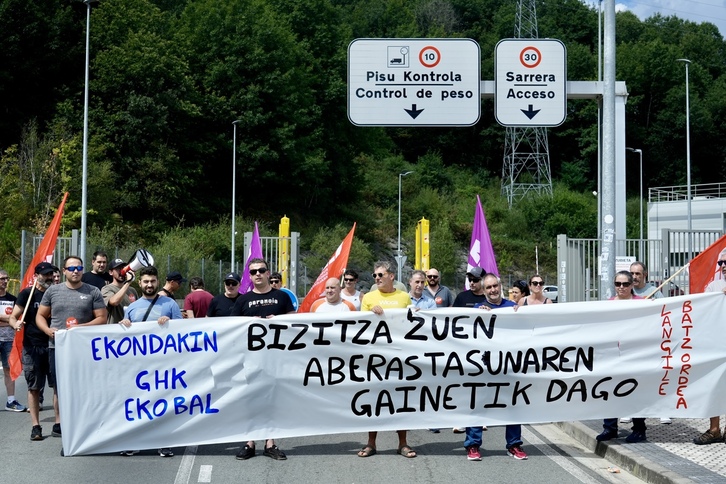 Astelehen goizean, Zubietako erraustegiaren atarian langileek egindako protesta.