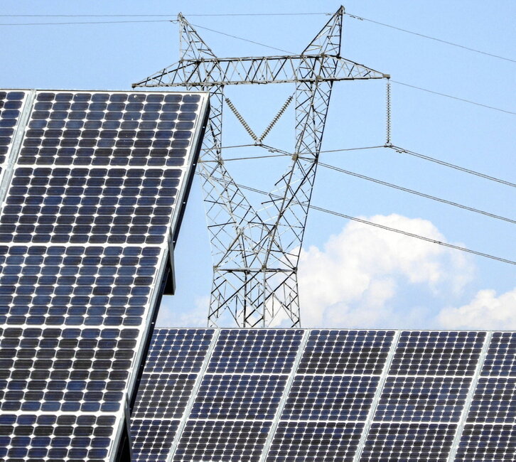 Paneles fotovoltaicos y tendido eléctrico en la ribera navarra.