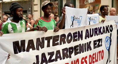 Manteros, en la concentración de protesta por la última agresión policial, el 12 de agosto.