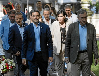 Imanol Pradales junto a Aitor Esteban y otros cargos jeltzales en un acto de partido.