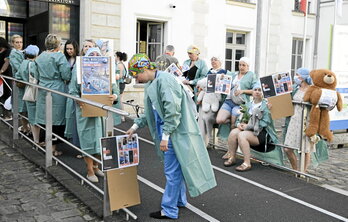 Trabajadores sanitarios franceses denuncian su situación de estrés laboral en una reciente protesta del sindicato CGT en París.