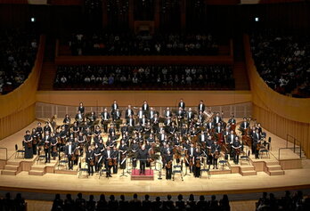 Arriba, a la izquierda la  Orquesta Filarmónica del Teatro alla Scala de Milán y, a la derecha, la Filarmónica de Seoul.