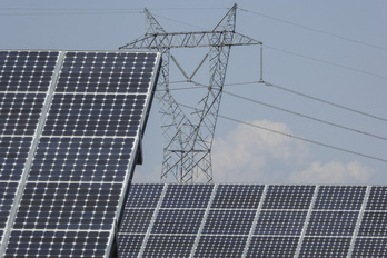 Paneles fotovoltaicos y tendido eléctrico en la ribera navarra. 