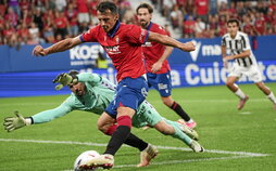 En esta acción, Budimir estuvo a punto de lograr el 1-0. Se lo impidieron entre Mandi y el poste.