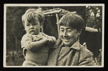 Felicia Browne, frontean haur batekin.
