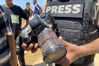 Imagen de archivo de la cámara ensangrentada de la fotoperiodista Marima Abu Dagga, muerta en un doble ataque aéreo israelí junto a otros cuatro compañeros de profesión en el Hospital Nasser.