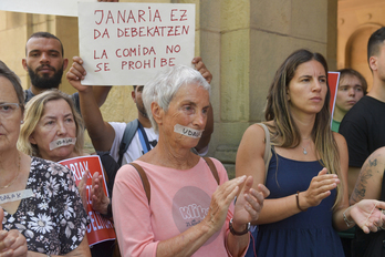 Protesta, Donostian, Kaleko Afari Solidarioak taldeak janaria banatzeko Udalaren debekua jaso ostean.