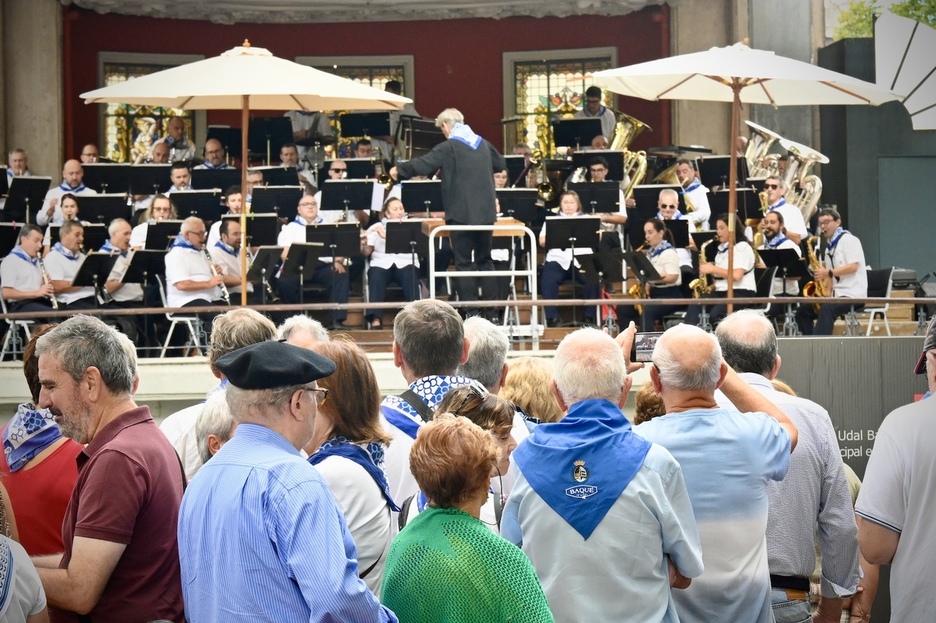 La Banda Municipal de Bilbo ofrece conciertos todos los días en el kiosko del Arenal.