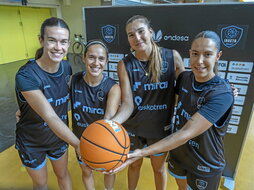 Murua, Ariztimuño, Eraunzetamurgil eta Gonzalez, entrenatzen hasi aurretik.