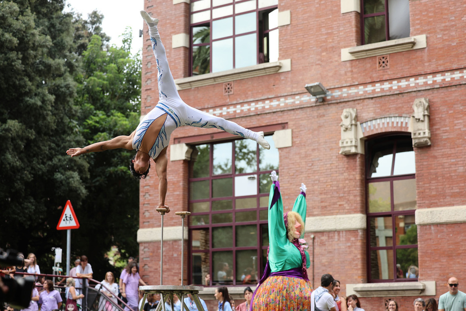 Un equilibrista en el transcurso del espectáculo.