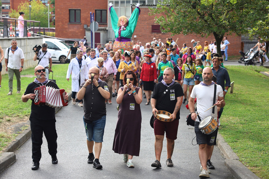 La comitiva festiva camino del pabellón de Pediatría.