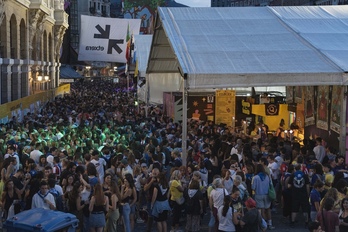 Multitud de gente en las txosnas durante la primera noche de Aste Nagusia.