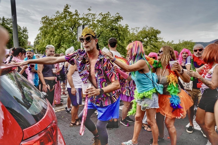 Algunos de los participantes en la kalejira travesti.