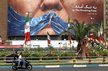Una valla publicitaria con la imagen de Donald Trump y del estrecho de Ormuz cerrado, en un edificio de la plaza Valiasr, en Teherán.