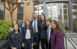 Abogados de las partes demandantes posan sonrientes tras el acuerdo por el que Meta pagará casi 16.700 millones de dólares.