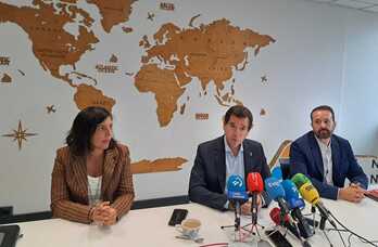 El consejero Mikel Irujo,  flanqueado por Uxue Itoiz, directora gerente de la CEN, e Iñigo Arruti, director general de Fomento Empresarial e Infraestructuras. 