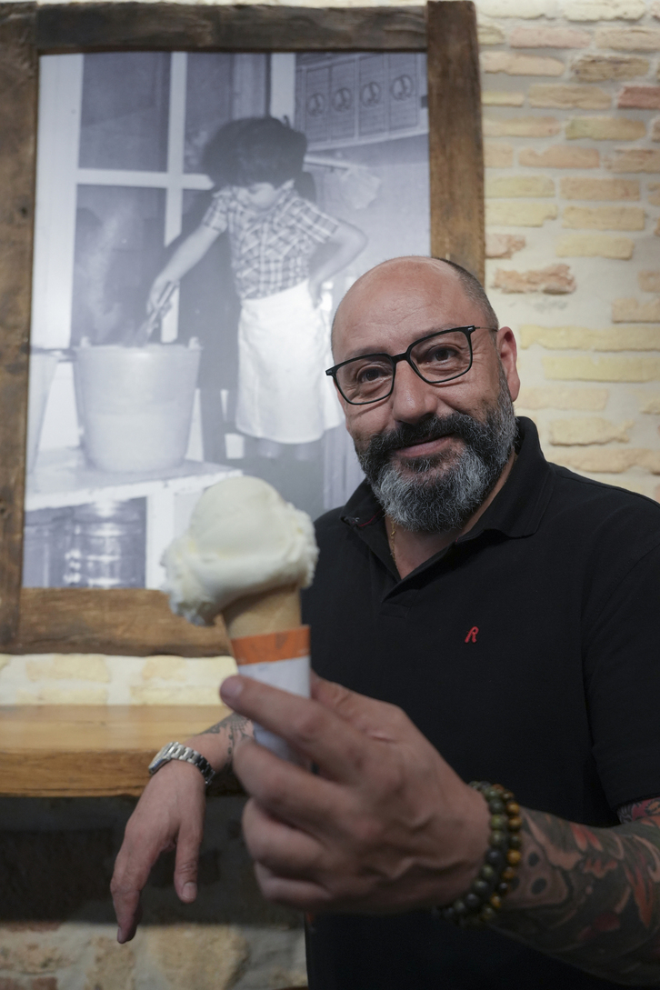 Vicente Serrano, con un helado de nata, tras una imagen de él de niño dándole a las barillas.