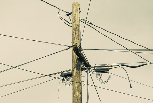 Un poste de tendido eléctrico en el que se cruzan varios cables, en Washington.