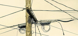 Un poste de tendido eléctrico en el que se cruzan varios cables, en Washington.