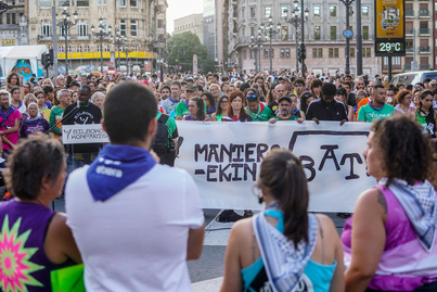 Concurrida concentración de comparseros y manteros unidos, este jueves en Bilbo.