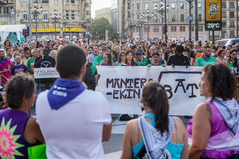 Concurrida concentración de comparseros y manteros unidos, este jueves en Bilbo.