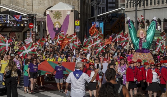 Konpartsakideek eraman dute ikurrina erraldoia Arriaga plazaraino.
