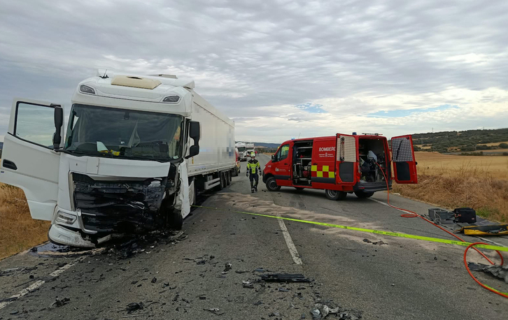 Los restos dejados en la carretera por el fatal accidente.