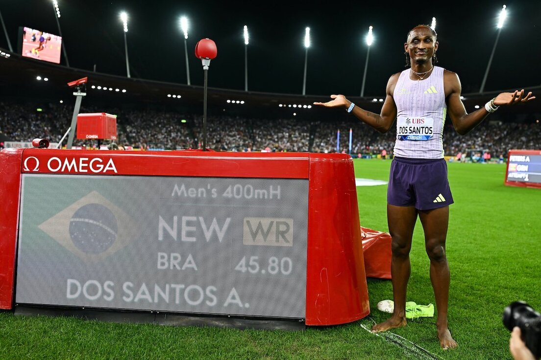 Alison Dos Santos celebra su récord mundial.