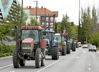 Atzo, Gasteizen, Atacak antolatutako traktoreen protesta.