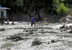 Emakume bat lokatz eta hondakinen azpian lurperaturiko bide bat zeharkatzen Nepalgo Devighat eskualdean.